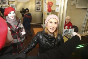 Девушка-пассажир в помещении станции фуникулера