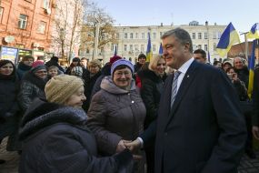 Petro Poroshenko talks to people in Kharkiv
