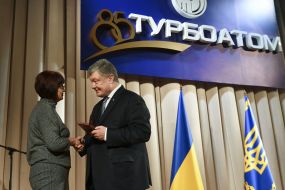 Petro Poroshenko honors the employee of the enterprise with a state award