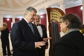 Petro Poroshenko talks with the employees of the Kharkiv Philharmonic