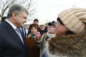 Petro Poroshenko communicates with people