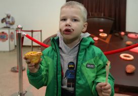 Хлопчик смакує тістечко з шоколадом