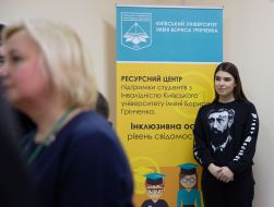 Студентка у информационного стенда