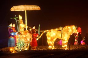 Lanterns in the form of a Chinese gentleman on a carriage harnessed by horses