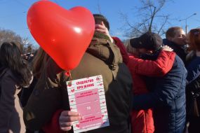 Парни и девушки целуются