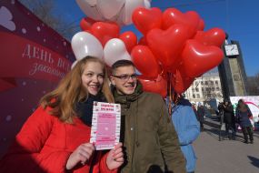 Парень и девушка держат свидетельство о браке