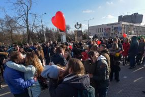 Парни и девушки целуются