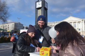 Парень и девушка регистрируют шуточный брак