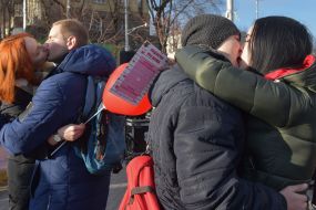 Парни и девушки целуются