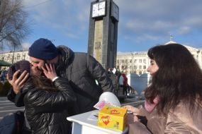 Парень и девушка целуются