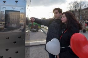 Парень и девушка у Стеллы любви