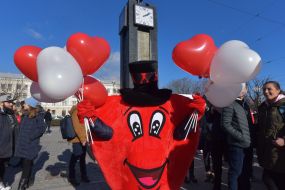 Аниматор в костюме сердца с воздушными шариками у Стеллы любви