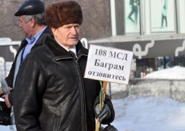 Воїн-афганець тримає табличку з назвою своєї військової частини