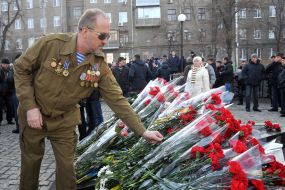 Чоловік у формі радянського військового контингенту