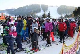 Tourists at the ski resort "Bukovel"