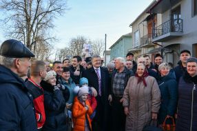 Petro Poroshenko is photographed with residents from. Maniava