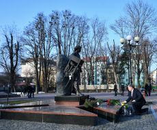Petro Poroshenko lays flowers at the monument to Roman Gurik