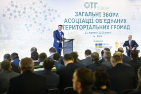 Volodymyr Groisman at the meeting of the Association of United Territorial Communities