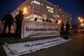 Actvists harness flares near the Court of Appeal