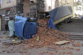 A truck with bricks overturned on Lutheranskaya