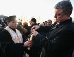 Petro Poroshenko holds a memorable capsule