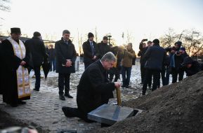 Petro Poroshenko holds a memorable capsule