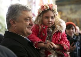 Petro Poroshenko holds a girl in her arms