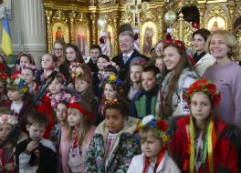 Petro Poroshenko and Marina Poroshenko are photographed with their children
