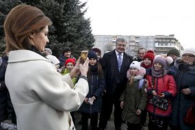 Marina Poroshenko picks Petro Poroshenko with people