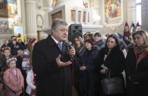 Petro Poroshenko communicates with the faithful