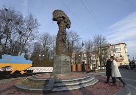 Petro Poroshenko and Marina Poroshenko carry the lamps to the monument