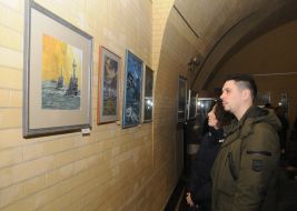 Посетители рассматривают картины 