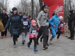 Участники пробега "Snow Run" с детьми