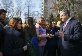 Petr Poroshenko communicates with students