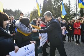 Petr Poroshenko communicates with students