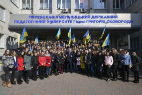Petr Poroshenko photographed with students