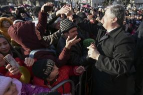 Petr Poroshenko communicates with people