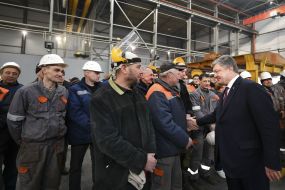 Petro Poroshenko at the factory