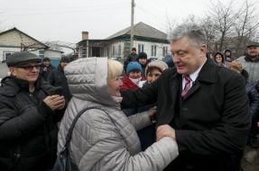 Петр Порошенко общается с людьми