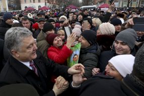 Петр Порошенко общается с людьми