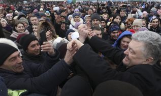 Петр Порошенко общается с людьми