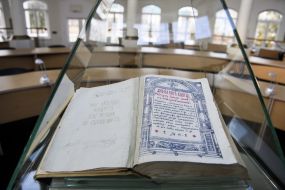 Старинная книга в библиотеке