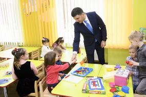 Владимир Гройсман общается в детьми