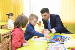 Владимир Гройсман общается в детьми