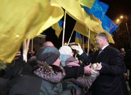 Petro Poroshenko communicates with the inhabitants of Mariupol