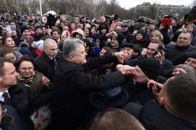 Petro Poroshenko communicates with people