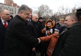 Petro Poroshenko communicates with people