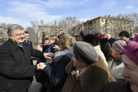 Petro Poroshenko communicates with people