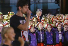 Петр Порошенко с участниками фестиваля