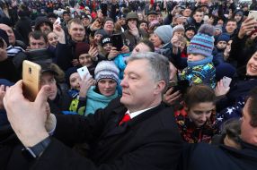 Петр Порошенко фотографируется с людьми
